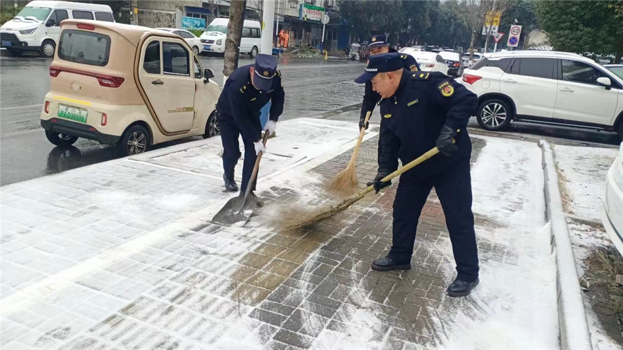 宣城市城管队员上路清扫积雪。周萍摄