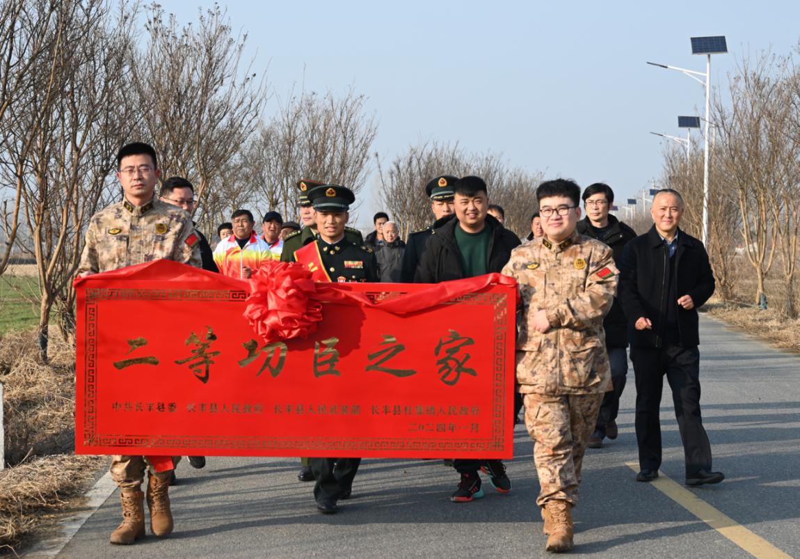 赠送高晓元家“二等功臣之家”牌匾。杜刚摄