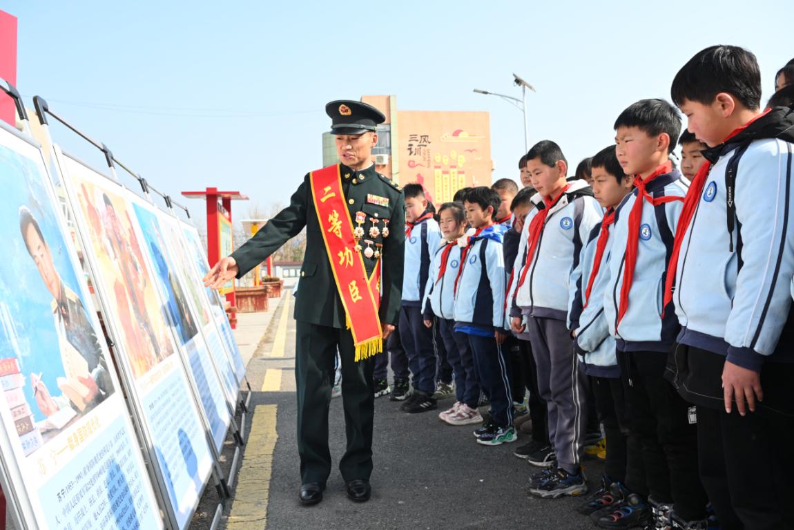 高晓元进校宣传国防知识。杜刚摄