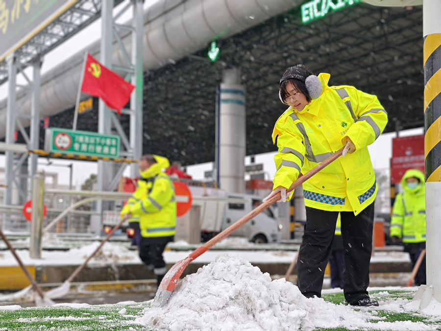 “浴”雪奋战保畅通。皖通高速供图