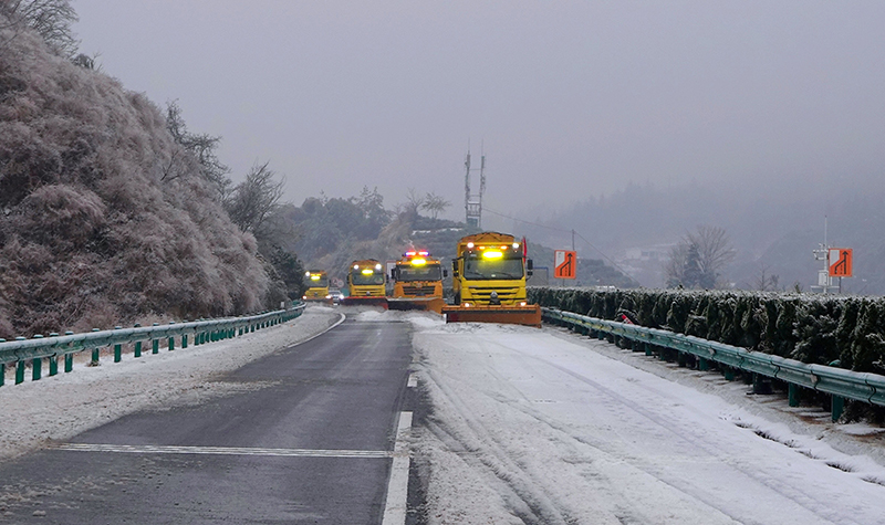 除雪保畅护航回家路