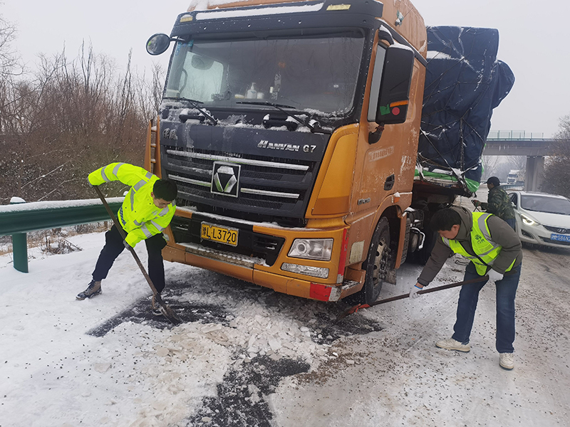 除雪保畅护航回家路