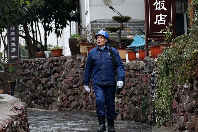 30年来，老吴风雨无阻，用初心守护着岛上的光明。