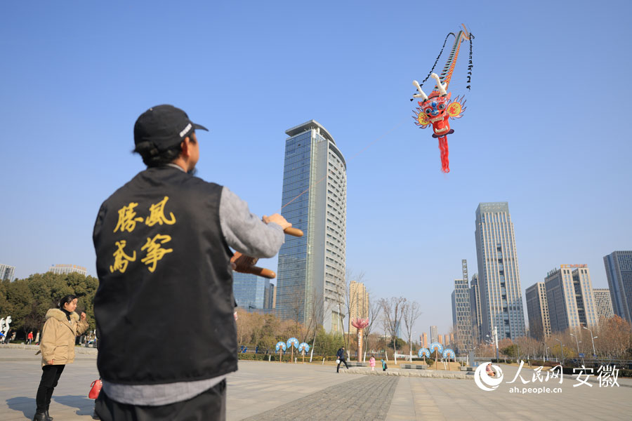 余又胜放飞火龙风筝。人民网记者 王晓飞摄