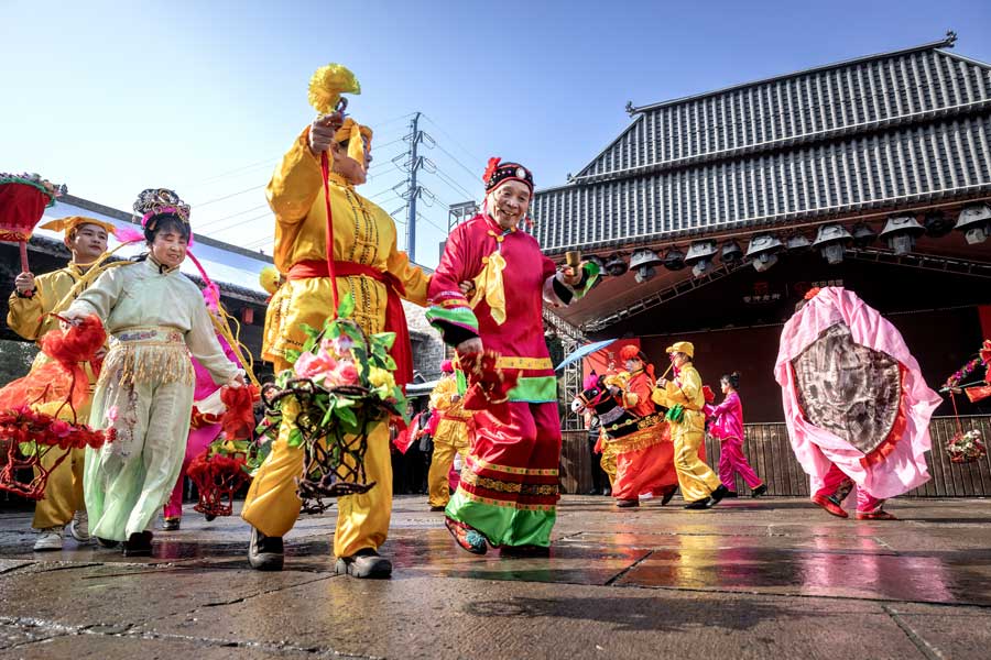 管仲老街举行踩街活动。鲍伟摄