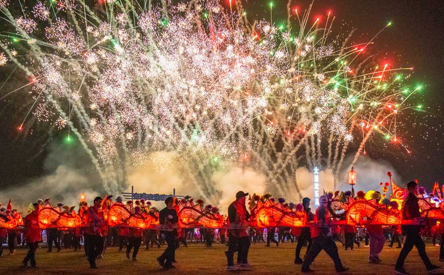 龙灯非遗表演。肖本祥摄