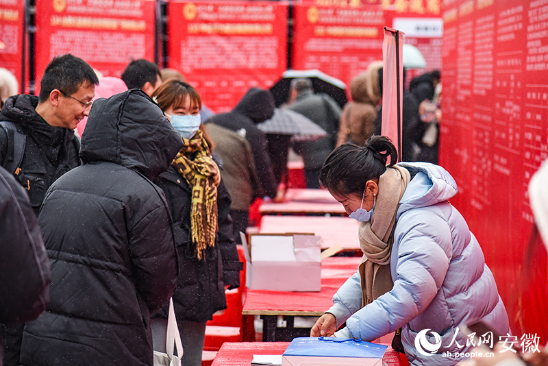 1天空飘着小雪，但招聘会现场依旧热闹。人民网记者 李希蒙摄