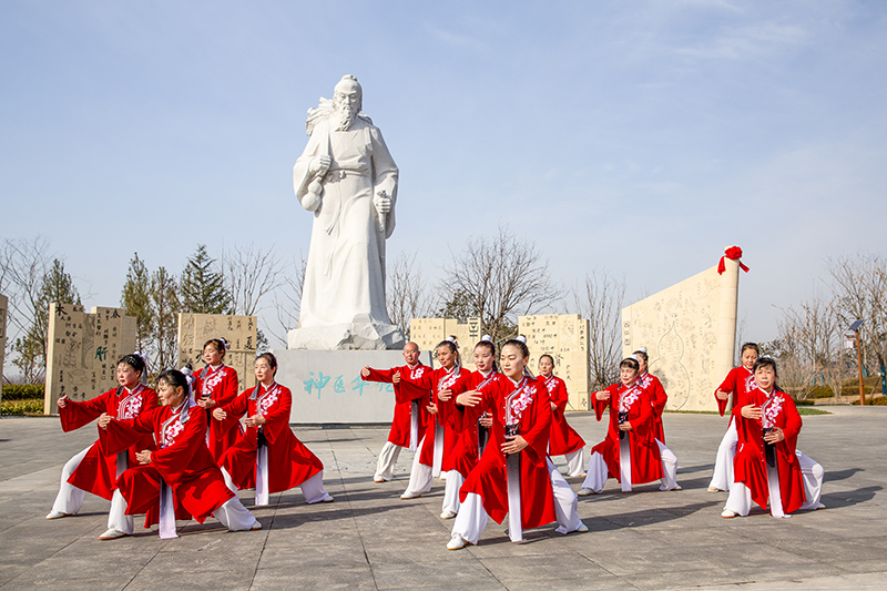 陈静在带大家练习五禽戏。受访者供图