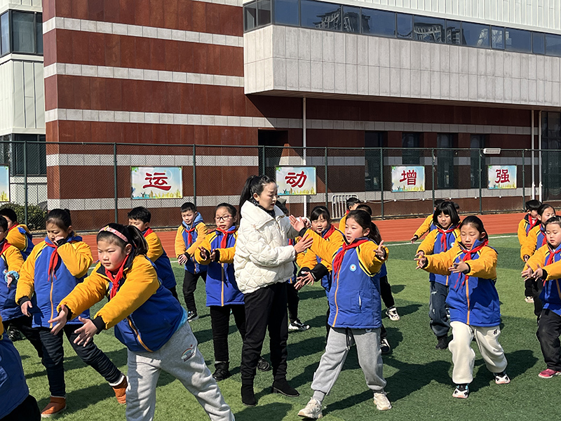 陈静在学校教孩子们练习五禽戏。受访者供图