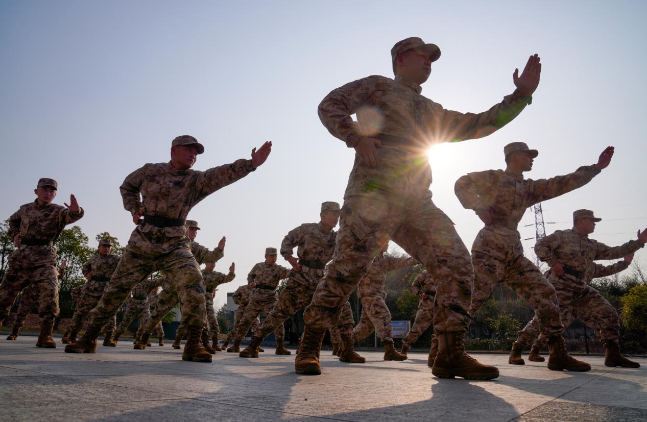 预定新兵在练习拳术。 陈磊摄