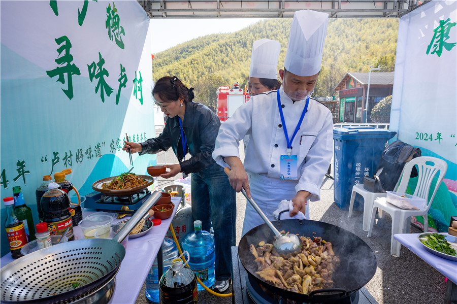 即将出锅的特色美食。胡六青摄