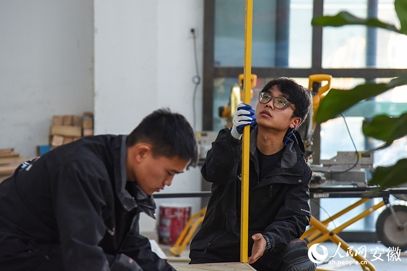 闫志广（左）一丝不苟的训练。人民网记者 李希蒙摄