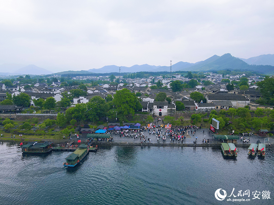 桃花潭东岸，徽派建筑掩映在青山绿水间。人民网记者 王晓飞摄