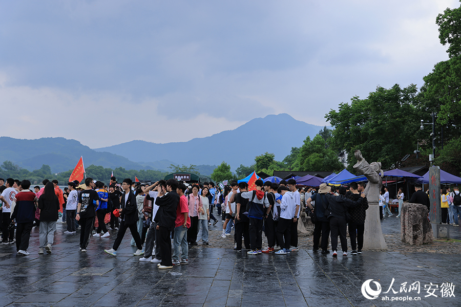 桃花潭畔，游人如织。人民网记者 王晓飞摄