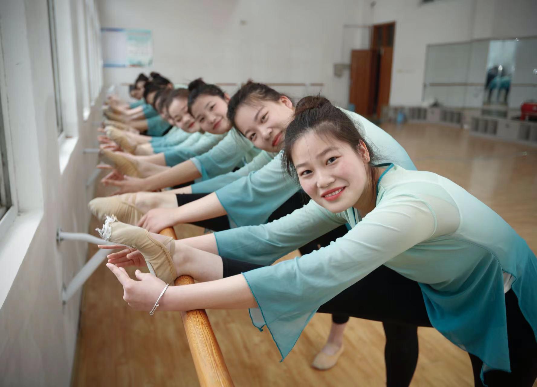 学生正在上舞蹈课。宿州逸夫师范学校供图