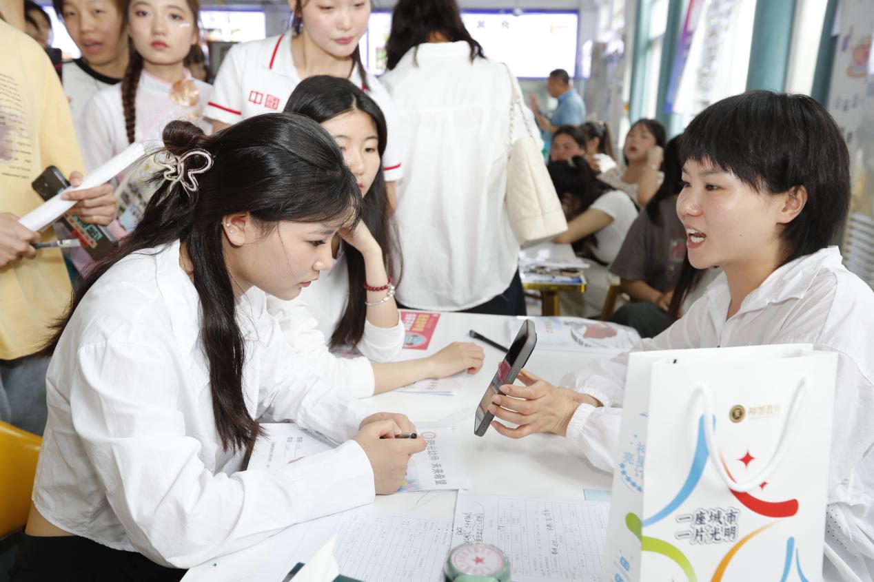 该校学生积极参加招聘会。宿州逸夫师范学校供图