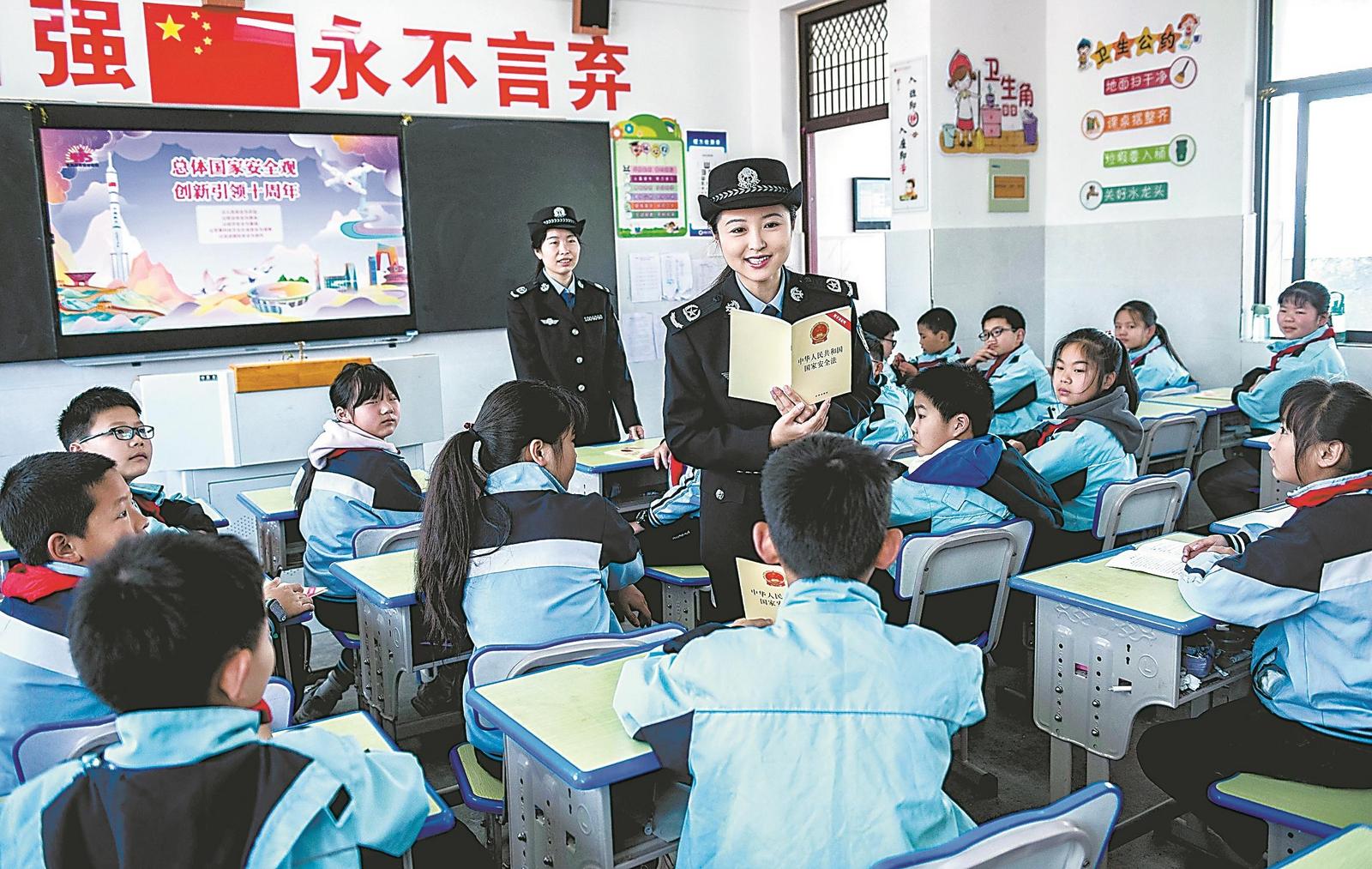 4月9日，含山县司法局、安徽师范大学附属含山实验小学通过主题宣讲、微视频等形式向学生普及国家安全法等法律法规知识。 通讯员 欧宗涛 甘 娟 摄